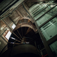 Accès escalier au ascenseur location Gîte Silo 1